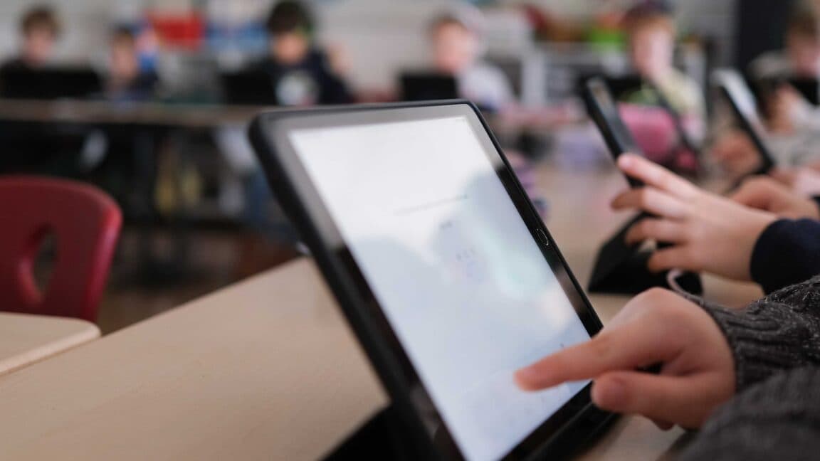 FCC axes $2B internet lifeline for schools and libraries