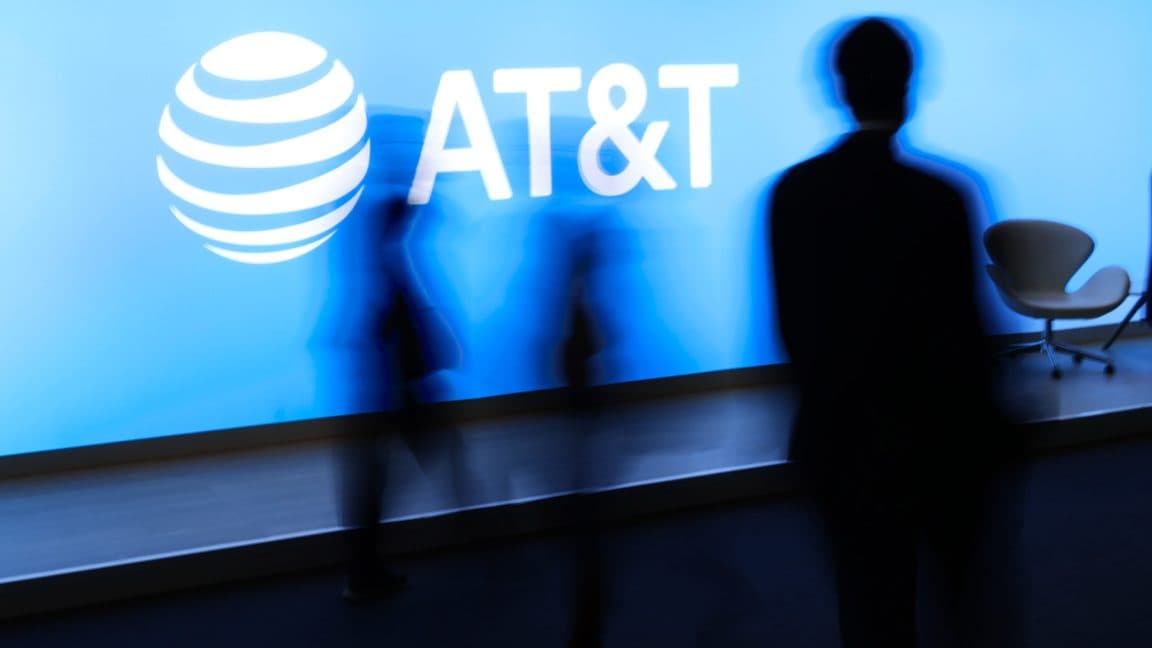 FCC stabs small carriers in back for AT&T, Starlink
